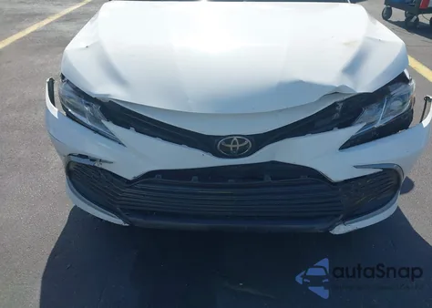 2021 Toyota Camry Le z USA, uszkodzony, nr VIN 4T1C11AK8MU428215